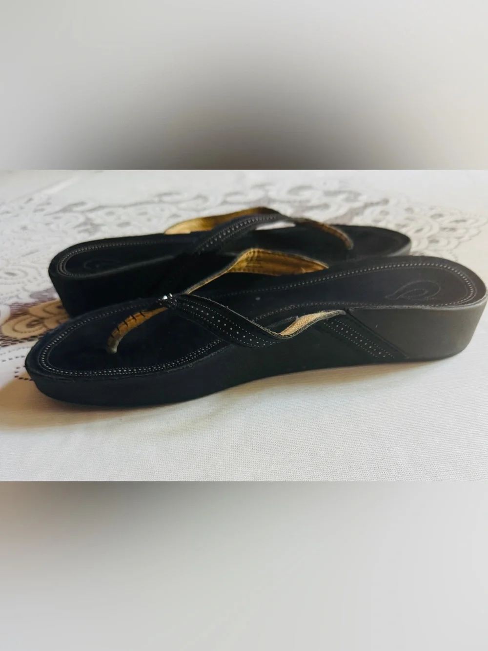 Women’s Black Wedge OluKai Leather Flip Flops with Arch Support Sz 10